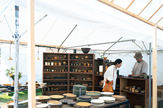 店内を巡る来場者